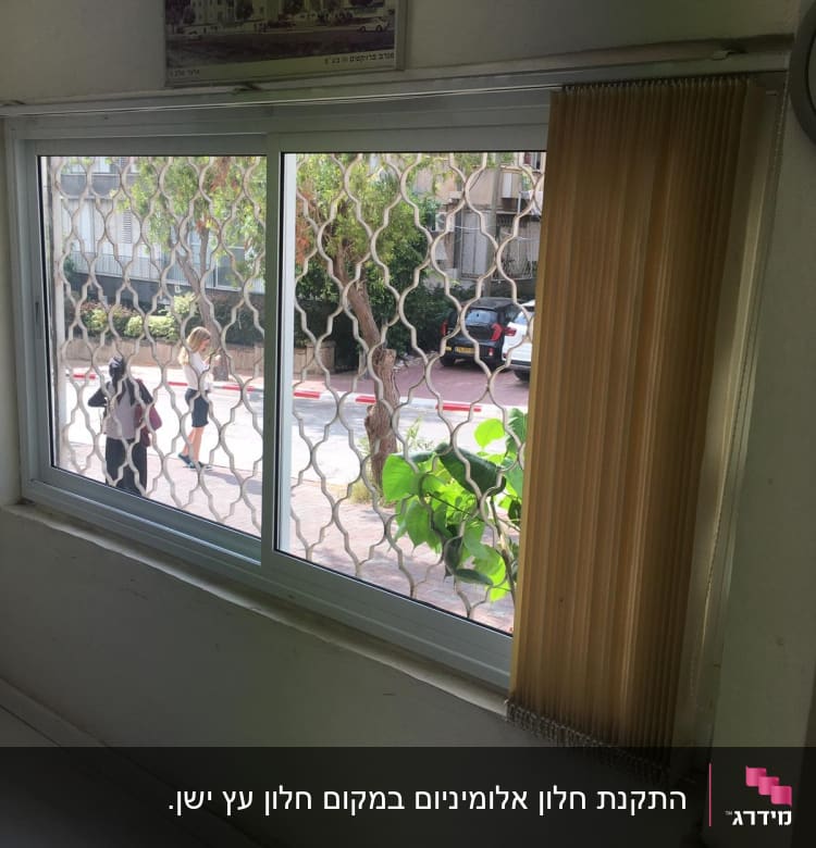 תריסים אנכיים בצבע בז